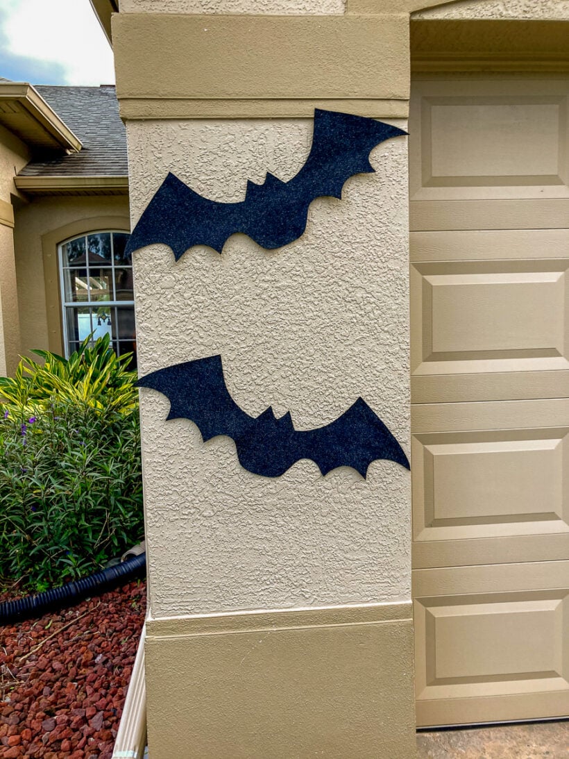 Outdoor Halloween decor - how to make big felt bats Large Felt bats decor
