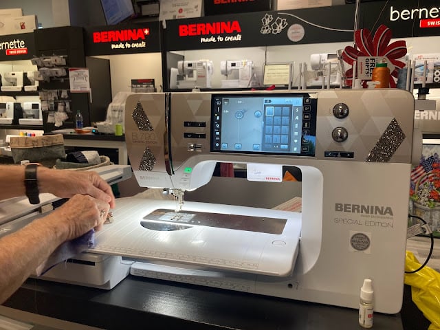 Bernina B790 Crystal Edition - Bee