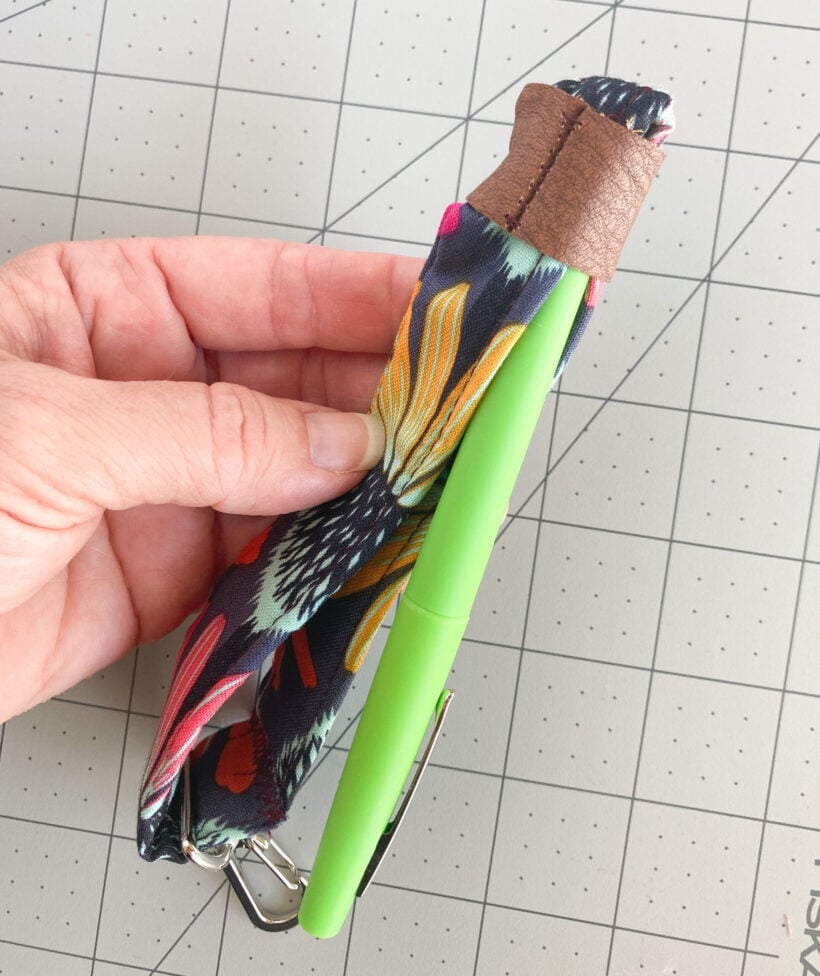 Free sewing pattern - DIY Wristlet key fob