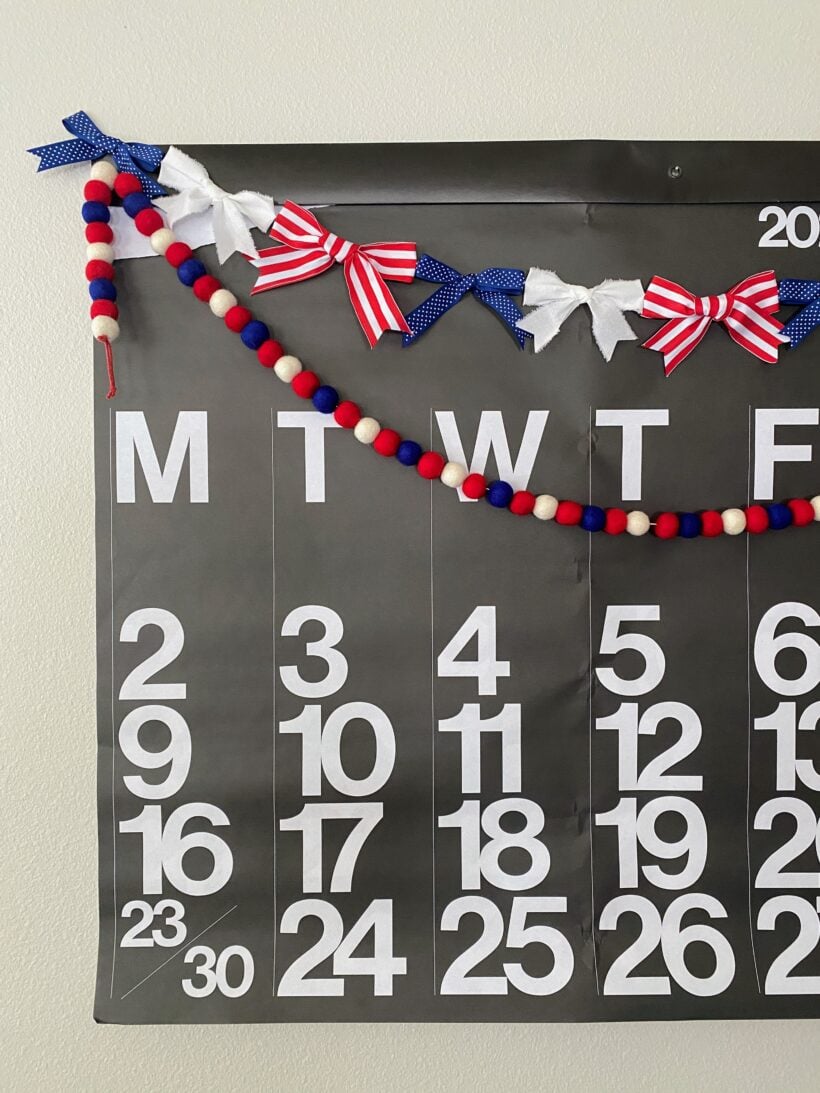 Bow garland on a stendig calendar